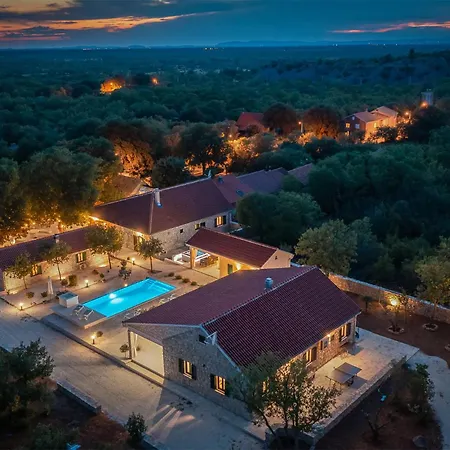 Gorgeous In With Outdoor Swimming Pool Holiday home *