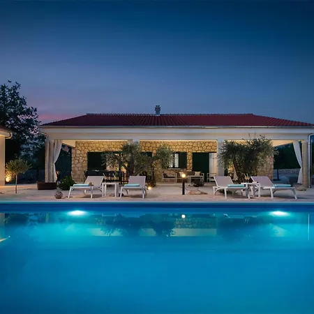 Gorgeous In With Outdoor Swimming Pool *