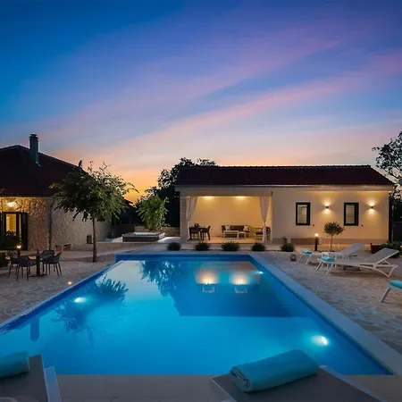 Gorgeous In With Outdoor Swimming Pool Holiday home